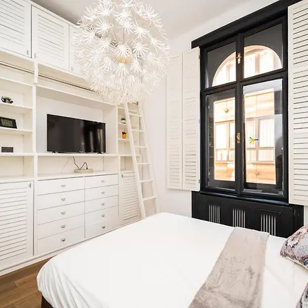Spacious Luxury 200 Sqm In Center Apartment *