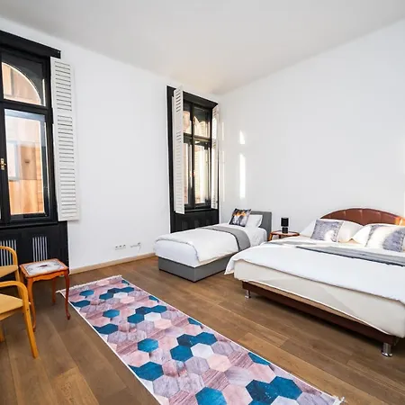 Spacious Luxury 200 Sqm In Center