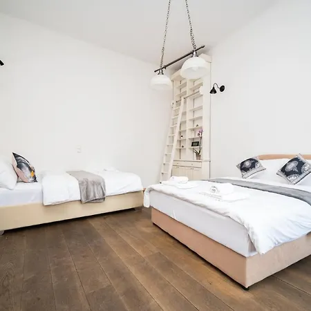 Spacious Luxury 200 Sqm In Center